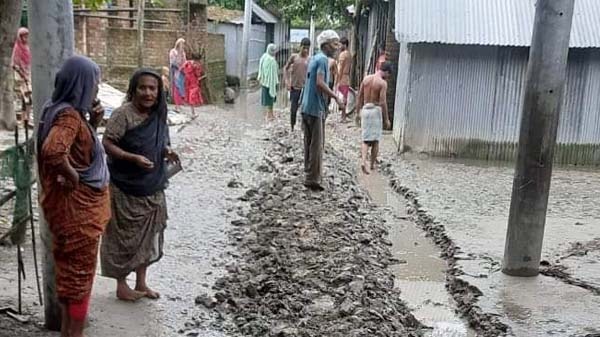 পলাশবাড়ীতে জলাবদ্ধতা নিরসন কল্পে পৌরসভার বিভিন্ন কার্যক্রম গ্রহণ