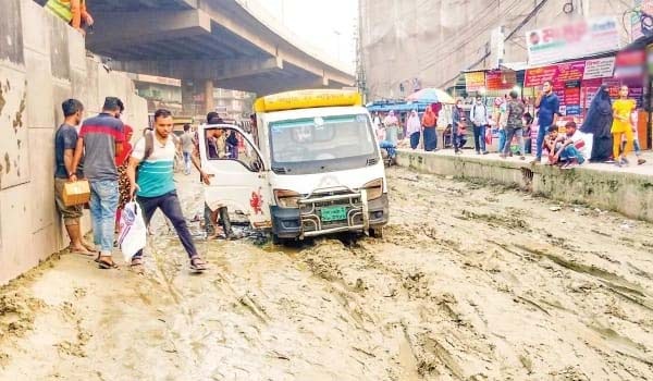 সাভার-আশুলিয়া মেগা প্রকল্পের যন্ত্রণা; খানাখন্দ ব্যারিকেডে মহাদুর্ভোগ